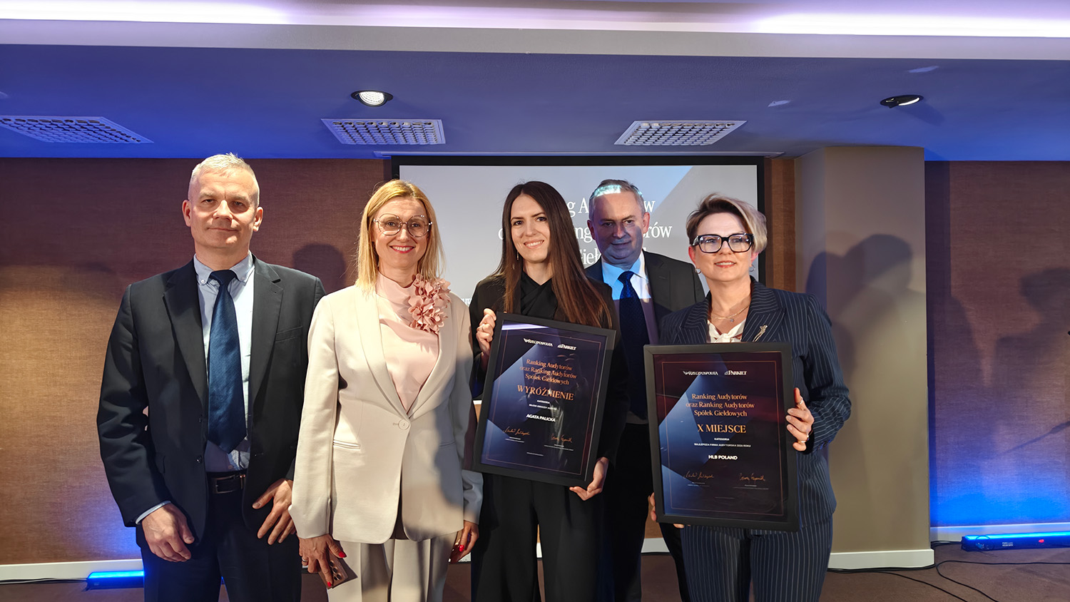 Vertreter von HLB Poland bei der Entgegennahme des Preises für den 10. Platz im Ranking der Wirtschaftsprüfer der Rzeczpospolita 2026